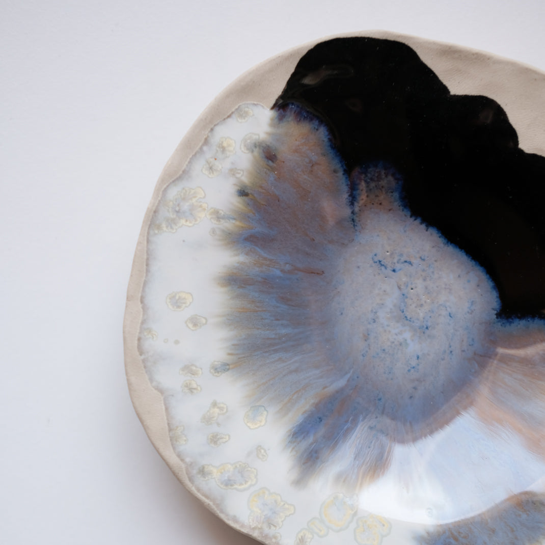 Petite coupelle avec des nuances de bleus réalisée par Lola Moreau chez Brutal Ceramics