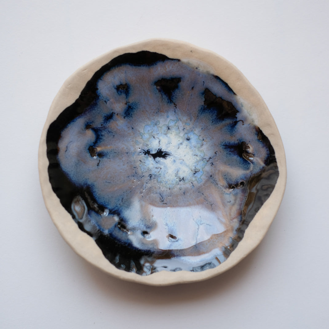 Petite coupelle avec des nuances de bleus réalisée par Lola Moreau chez Brutal Ceramics
