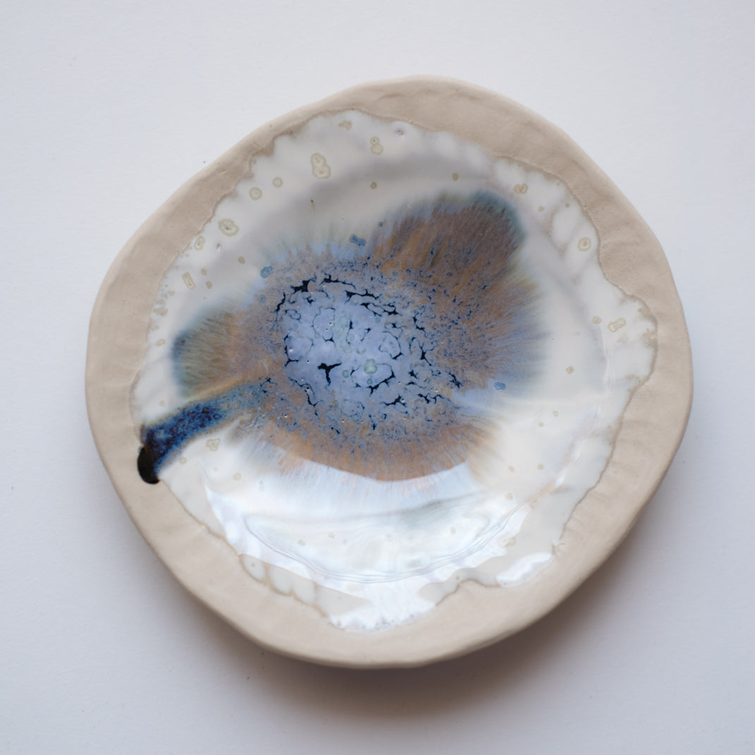 Petite coupelle avec des nuances de bleus réalisée par Lola Moreau chez Brutal Ceramics