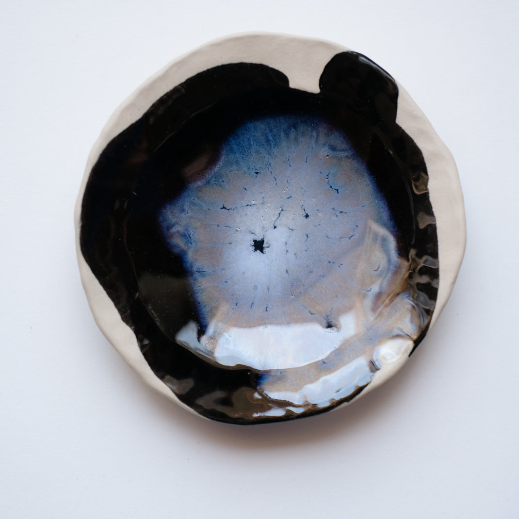 Petite coupelle avec des nuances de bleus réalisée par Lola Moreau chez Brutal Ceramics