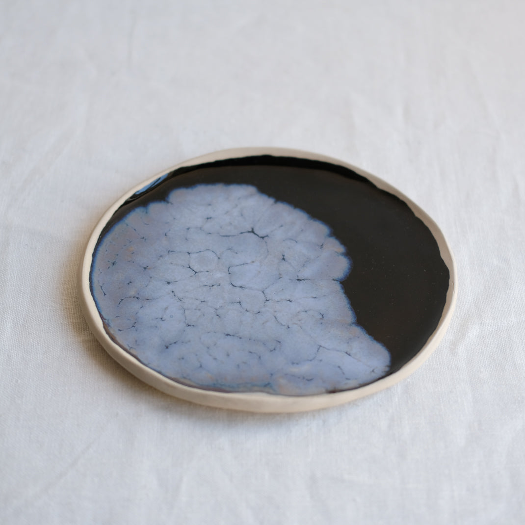 Assiette bleue/noir en grès blanc réalisée à la main par Lola Moreau chez Brutal Ceramics