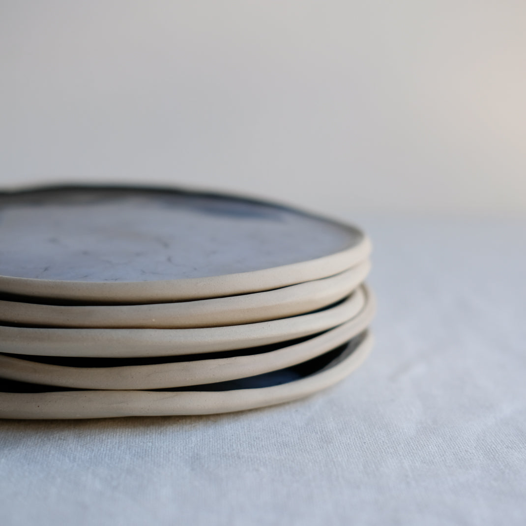 Assiette bleue/noir en grès blanc réalisée à la main par Lola Moreau chez Brutal Ceramics