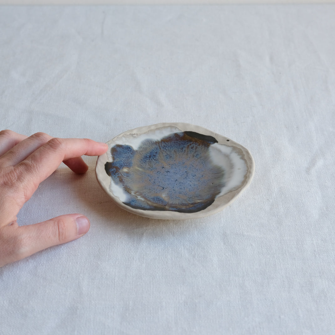 Petite coupelle avec des nuances de bleus réalisée par Lola Moreau chez Brutal Ceramics