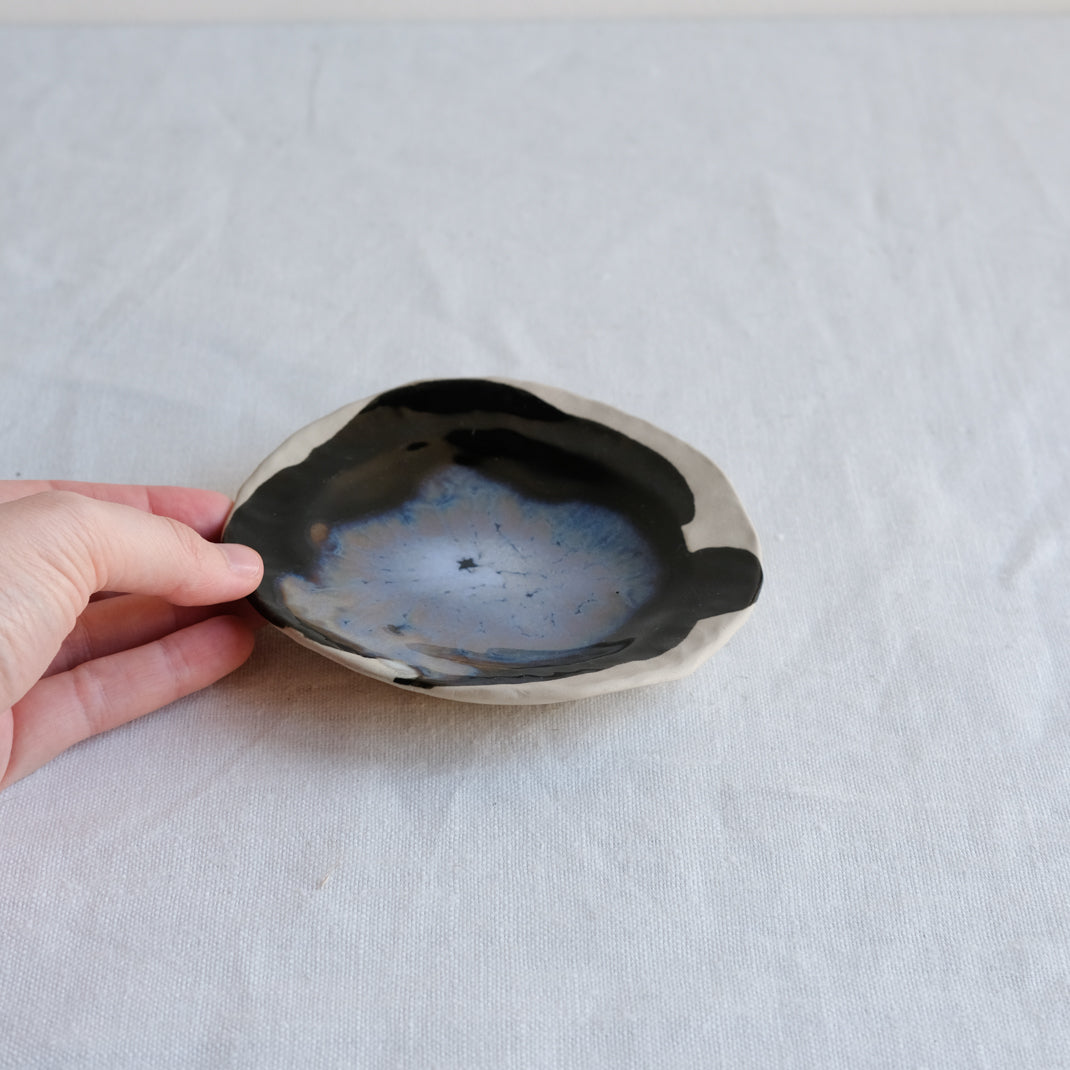 Petite coupelle avec des nuances de bleus réalisée par Lola Moreau chez Brutal Ceramics