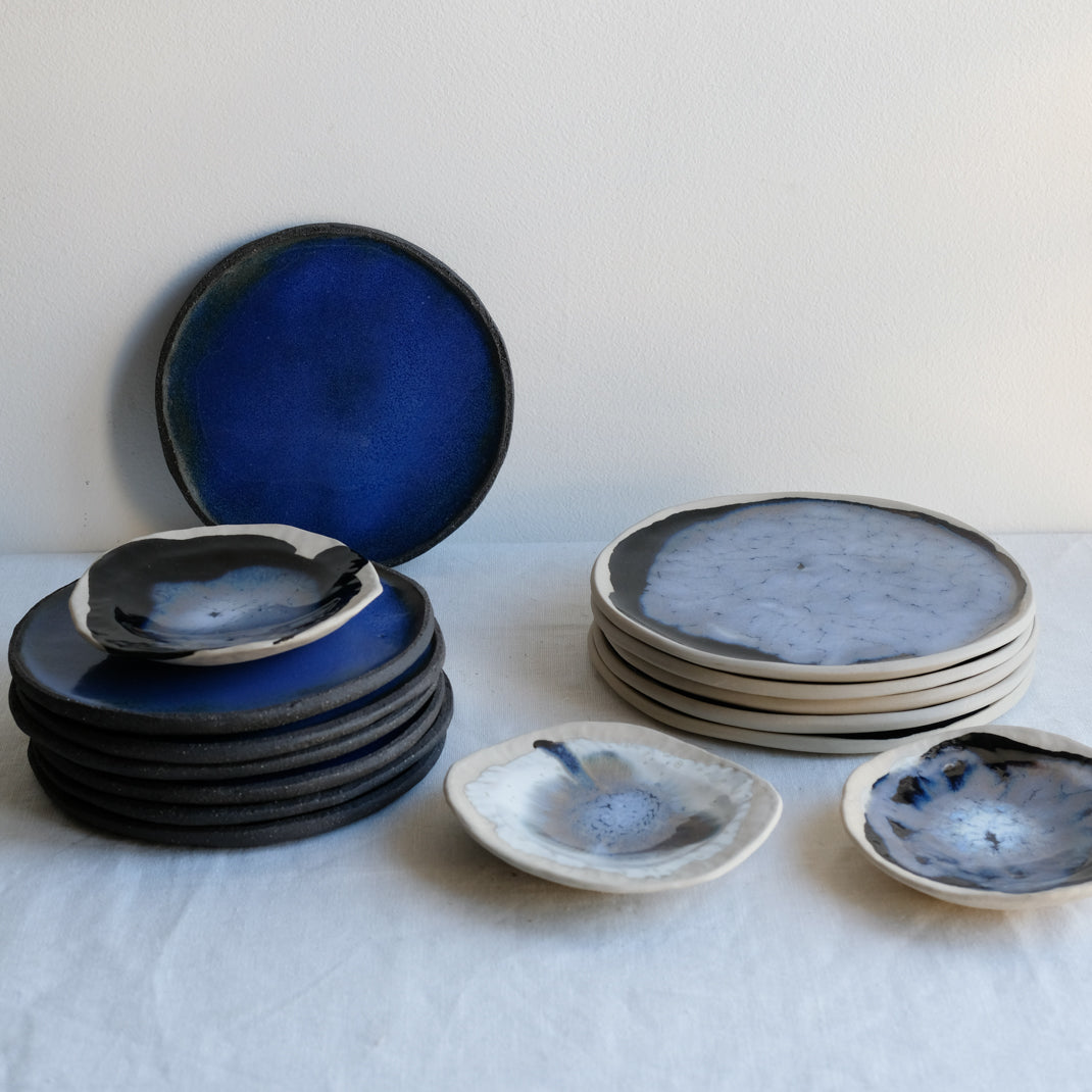 Petite coupelle avec des nuances de bleus réalisée par Lola Moreau chez Brutal Ceramics