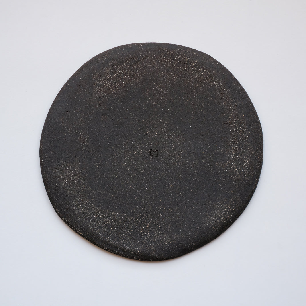 Assiette bleue en grès noir réalisée à la main par Lola Moreau chez Brutal Ceramics