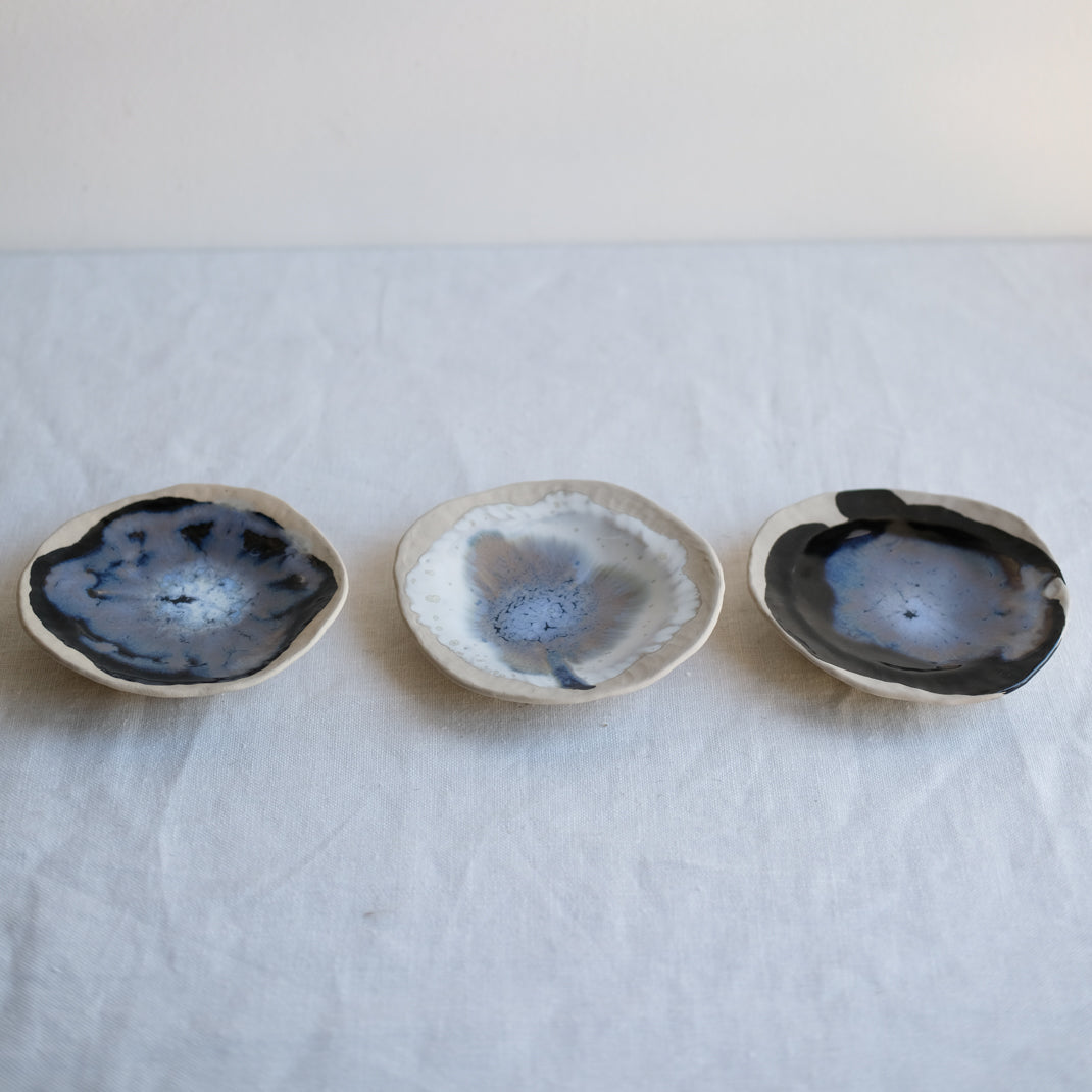 Petite coupelle avec des nuances de bleus réalisée par Lola Moreau chez Brutal Ceramics