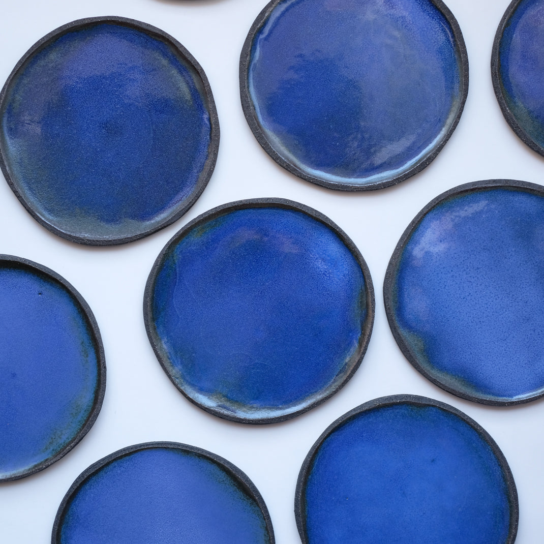 Assiette bleue en grès noir réalisée à la main par Lola Moreau chez Brutal Ceramics