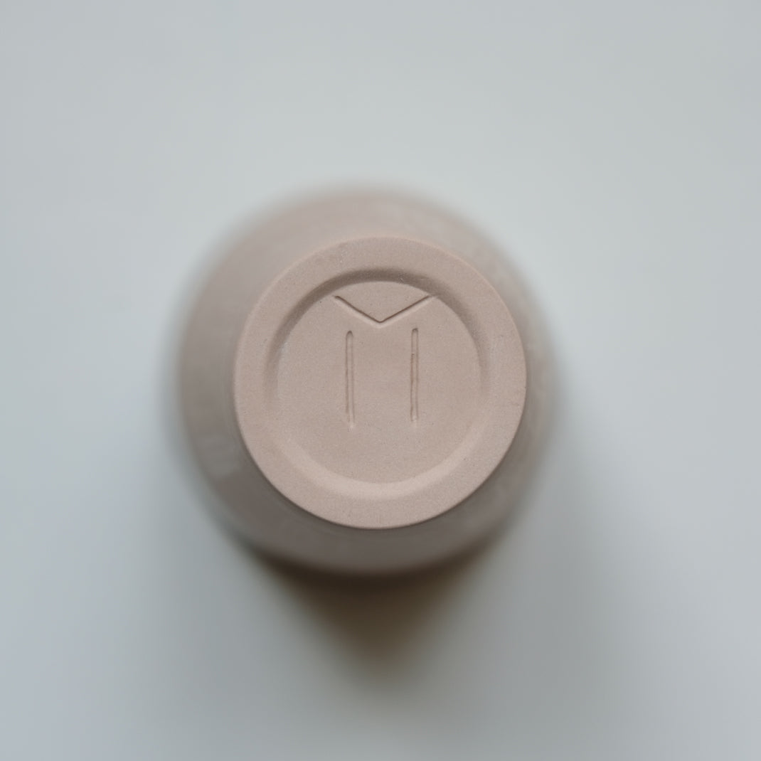 Tasse vieux rose en porcelaine par la céramiste Marilyn Vince chez Brutal Ceramics
