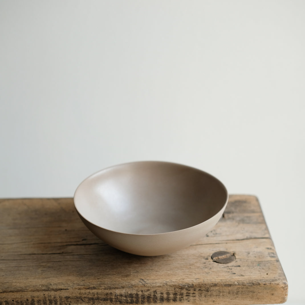 Bol blanc en porcelaine par la céramiste Marilyn Vince chez Brutal Ceramics