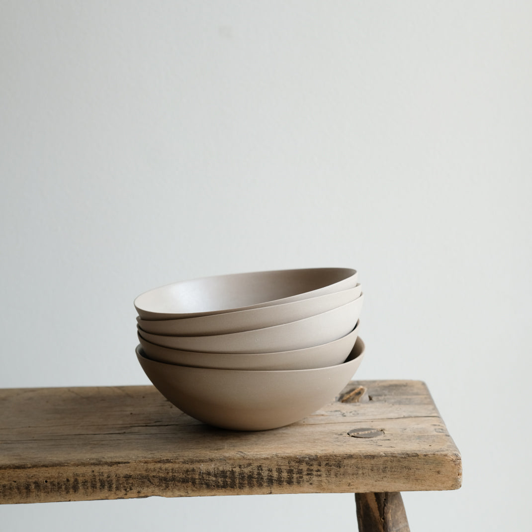 Bol blanc en porcelaine par la céramiste Marilyn Vince chez Brutal Ceramics