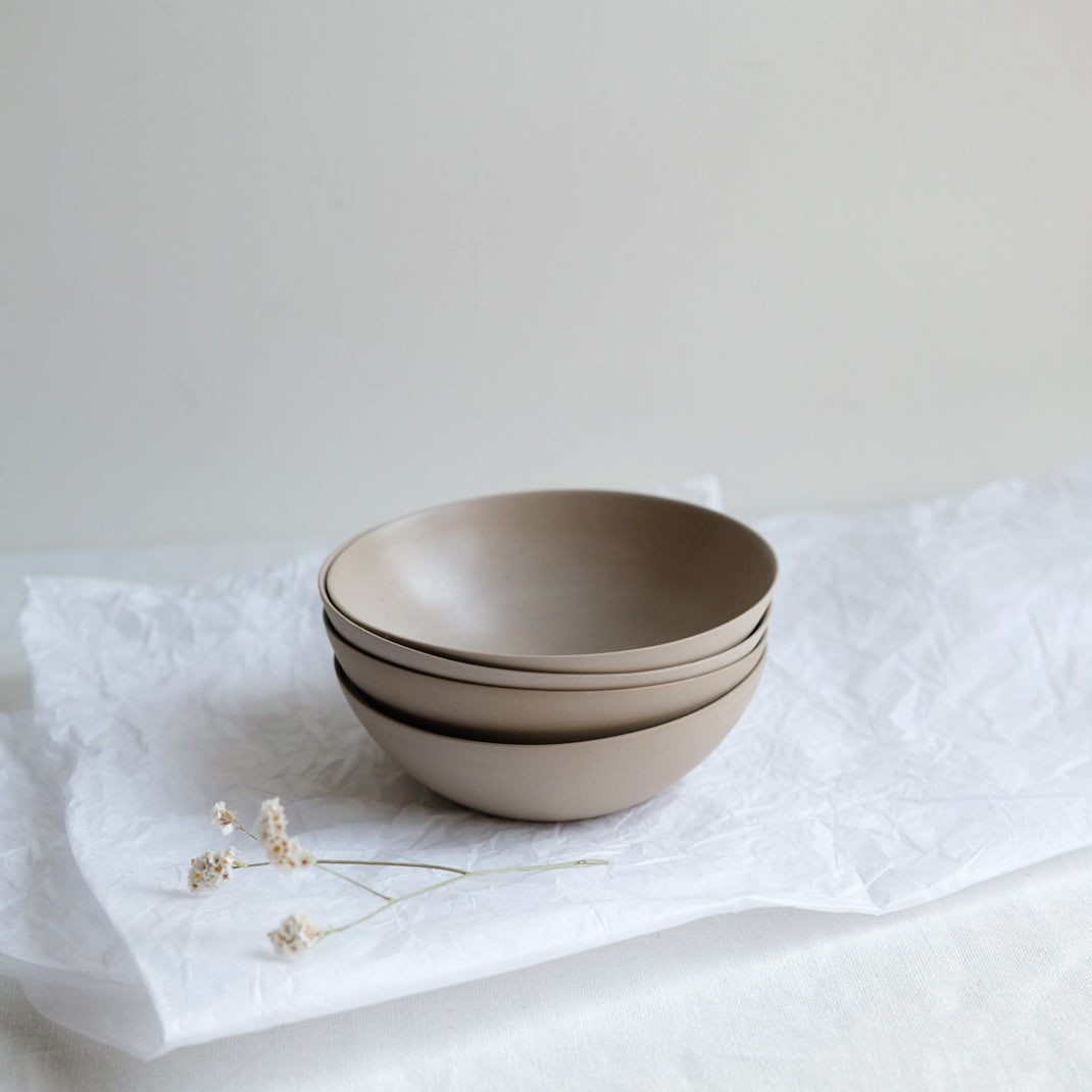 Bol blanc en porcelaine par la céramiste Marilyn Vince chez Brutal Ceramics