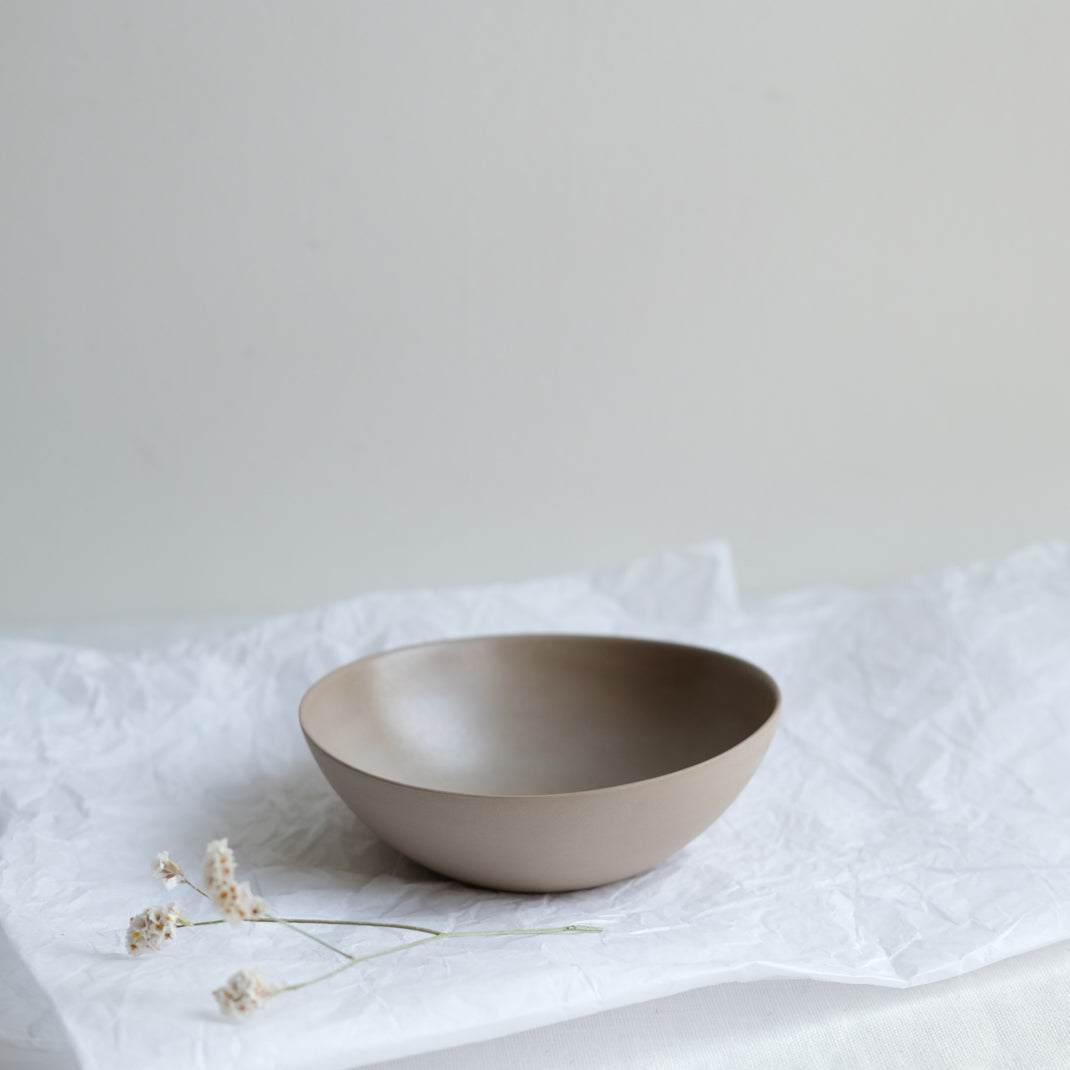 Bol blanc en porcelaine par la céramiste Marilyn Vince chez Brutal Ceramics