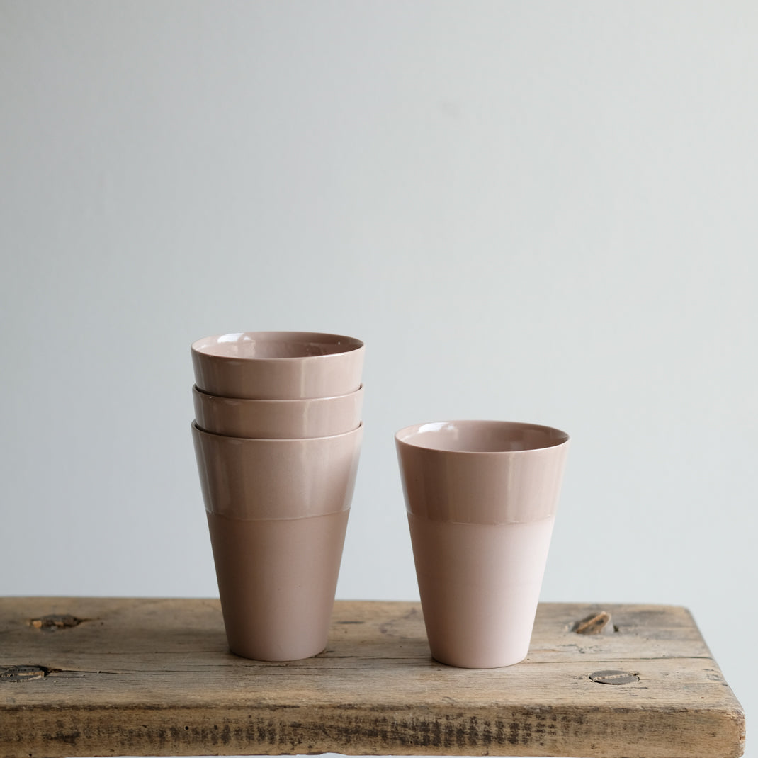 Tasse vieux rose en porcelaine par la céramiste Marilyn Vince chez Brutal Ceramics