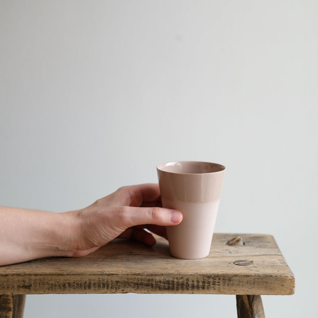 Tasse vieux rose en porcelaine par la céramiste Marilyn Vince chez Brutal Ceramics