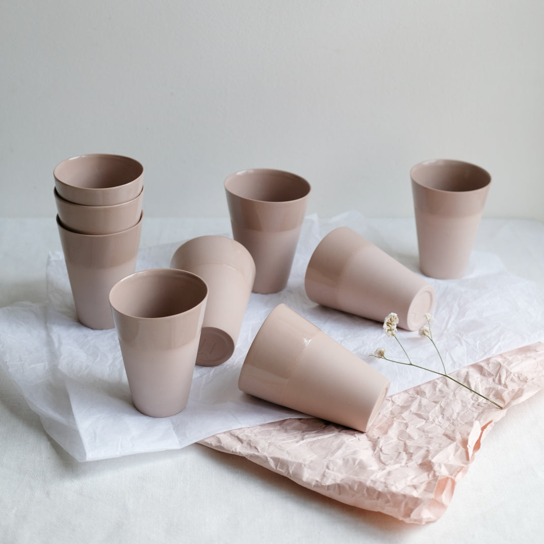 Tasse vieux rose en porcelaine par la céramiste Marilyn Vince chez Brutal Ceramics