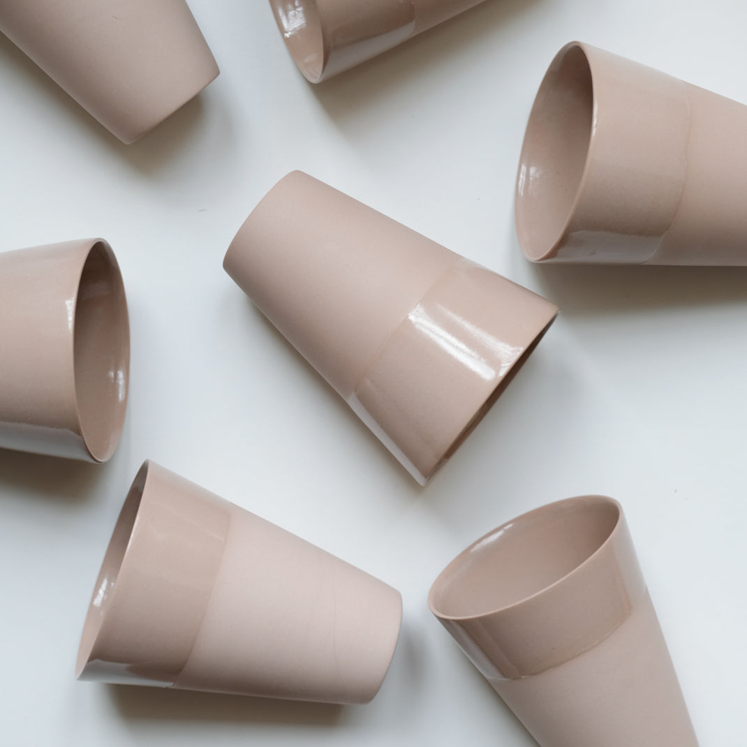 Tasse vieux rose en porcelaine par la céramiste Marilyn Vince chez Brutal Ceramics