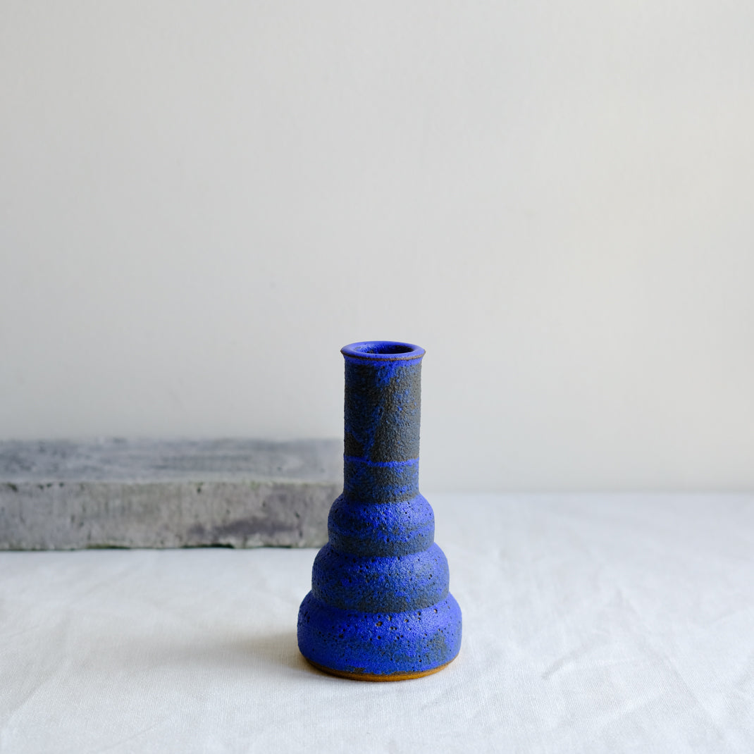 Vase bleu issu de la collection Modern Ancestors cobalt de Moïo Studio chez Brutal Ceramics