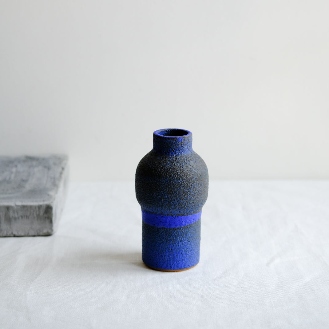 Vase bleu issu de la collection Modern Ancestors cobalt de Moïo Studio chez Brutal Ceramics