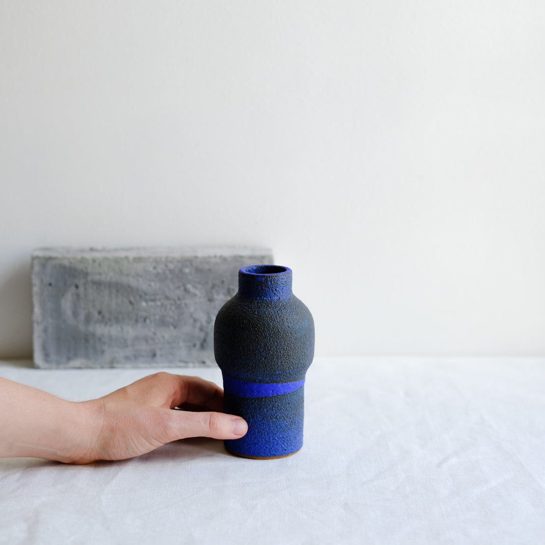 Vase bleu issu de la collection Modern Ancestors cobalt de Moïo Studio chez Brutal Ceramics