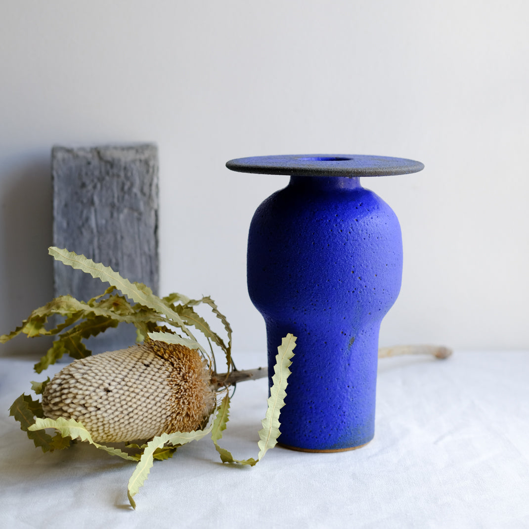 Vase bleu issu de la collection Modern Ancestors cobalt de Moïo Studio chez Brutal Ceramics