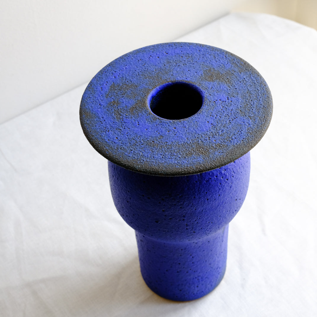 Vase bleu issu de la collection Modern Ancestors cobalt de Moïo Studio chez Brutal Ceramics