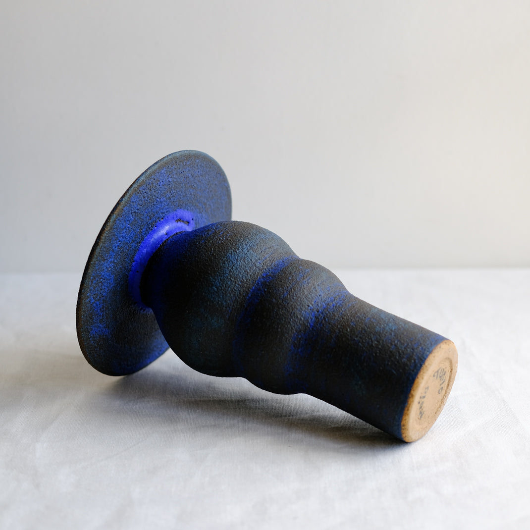 Vase bleu issu de la collection Modern Ancestors cobalt de Moïo Studio chez Brutal Ceramics