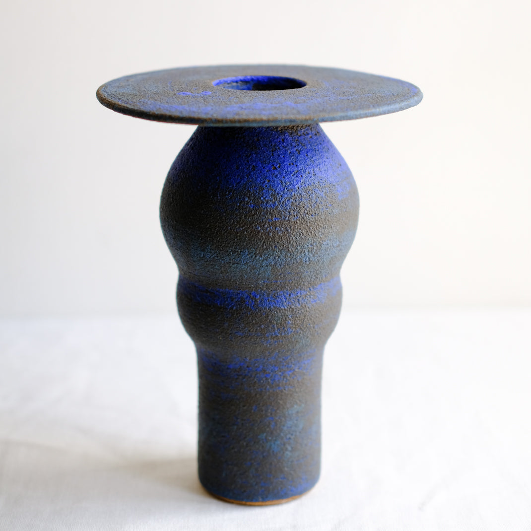 Vase bleu issu de la collection Modern Ancestors cobalt de Moïo Studio chez Brutal Ceramics