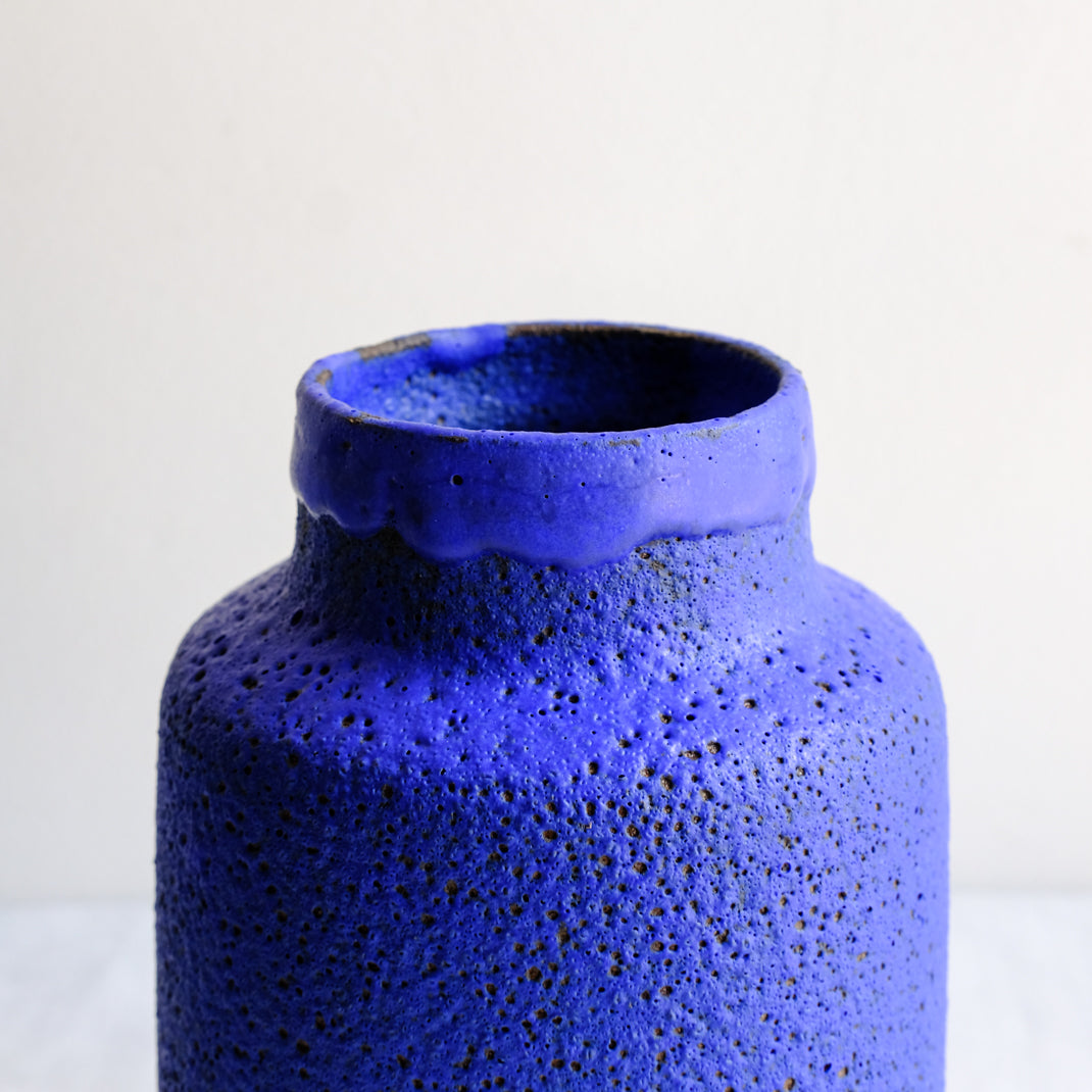 Vase bleu issu de la collection Modern Ancestors cobalt de Moïo Studio chez Brutal Ceramics
