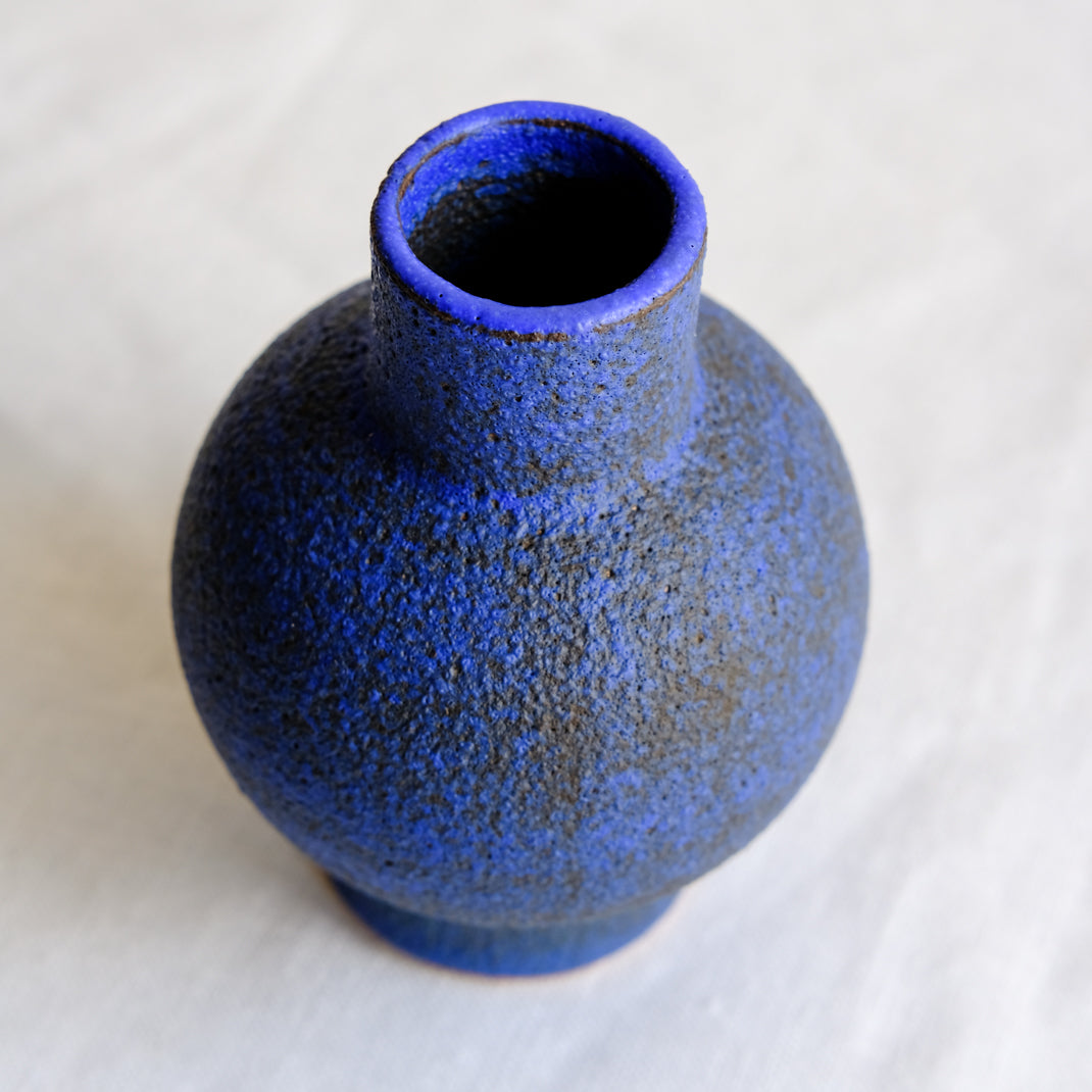 Vase bleu issu de la collection Modern Ancestors cobalt de Moïo Studio chez Brutal Ceramics