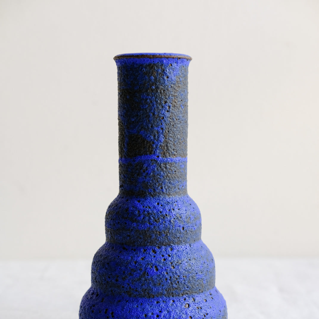 Vase bleu issu de la collection Modern Ancestors cobalt de Moïo Studio chez Brutal Ceramics