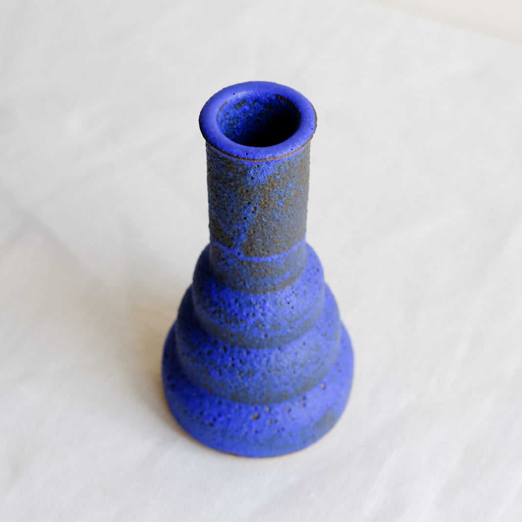 Vase bleu issu de la collection Modern Ancestors cobalt de Moïo Studio chez Brutal Ceramics