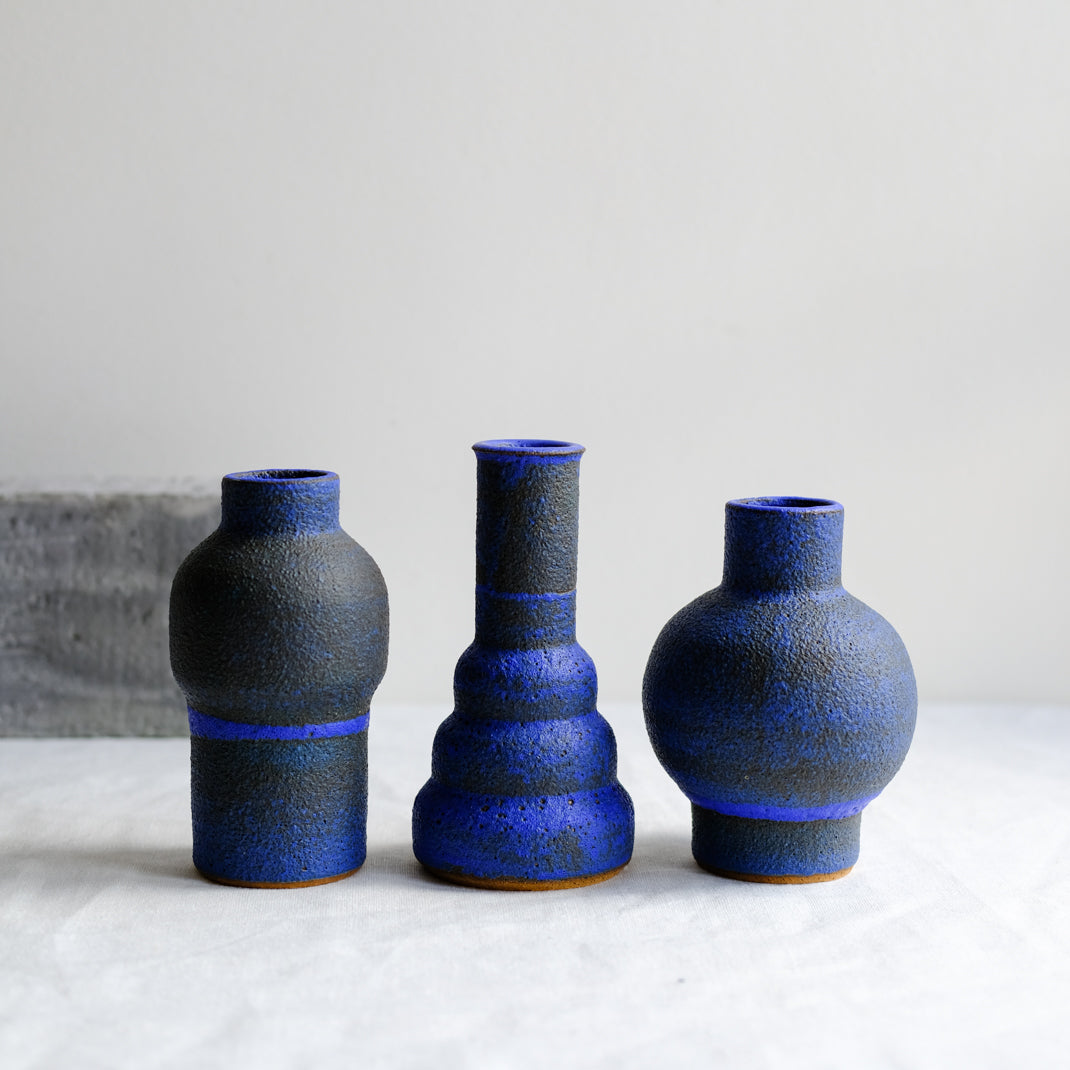 Vase bleu issu de la collection Modern Ancestors cobalt de Moïo Studio chez Brutal Ceramics