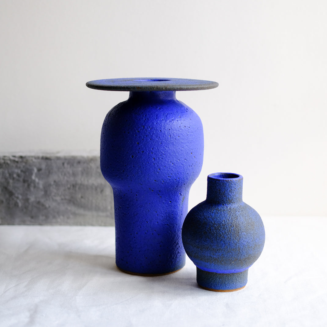Vase bleu issu de la collection Modern Ancestors cobalt de Moïo Studio chez Brutal Ceramics