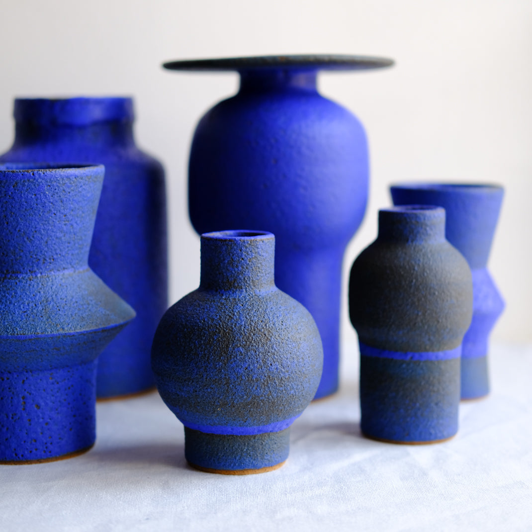 Vase bleu issu de la collection Modern Ancestors cobalt de Moïo Studio chez Brutal Ceramics