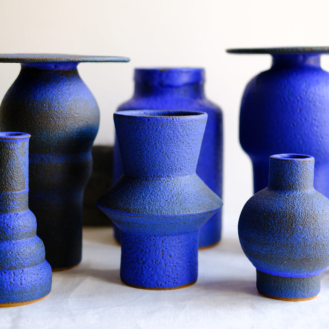 Vase bleu issu de la collection Modern Ancestors cobalt de Moïo Studio chez Brutal Ceramics
