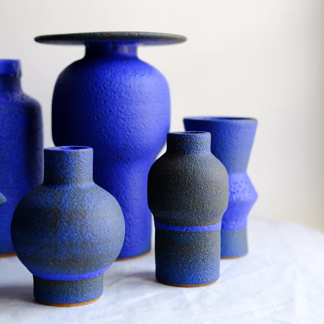 Vase bleu issu de la collection Modern Ancestors cobalt de Moïo Studio chez Brutal Ceramics