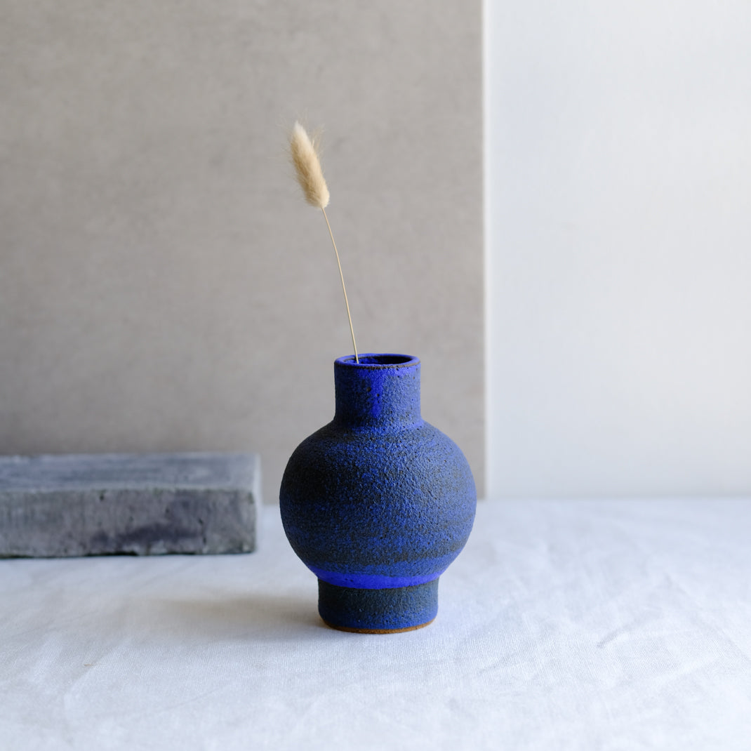Vase bleu issu de la collection Modern Ancestors cobalt de Moïo Studio chez Brutal Ceramics