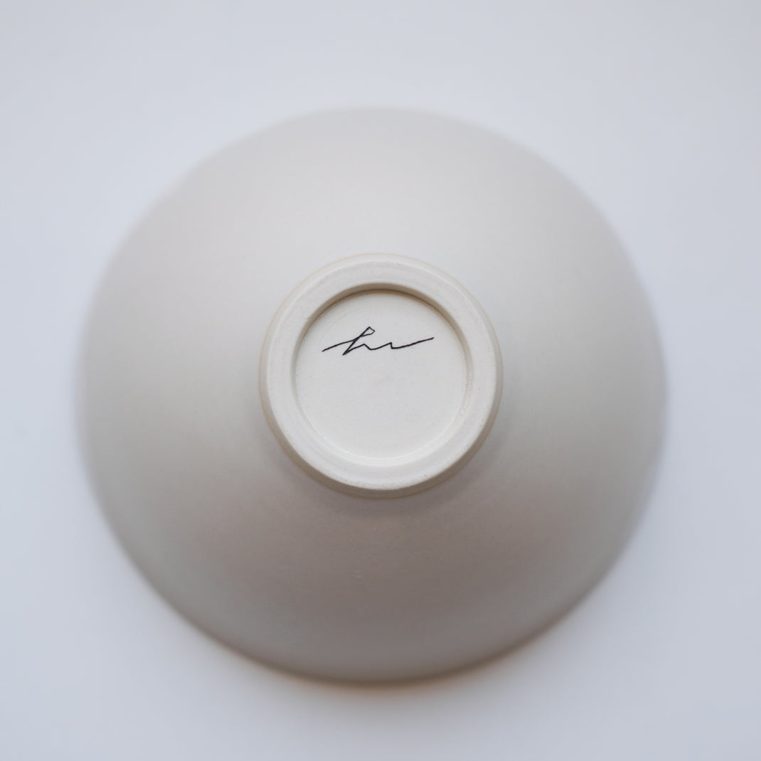 Bol blanc en porcelaine par la céramiste japonaise Narumi Yashiro chez Brutal Ceramics
