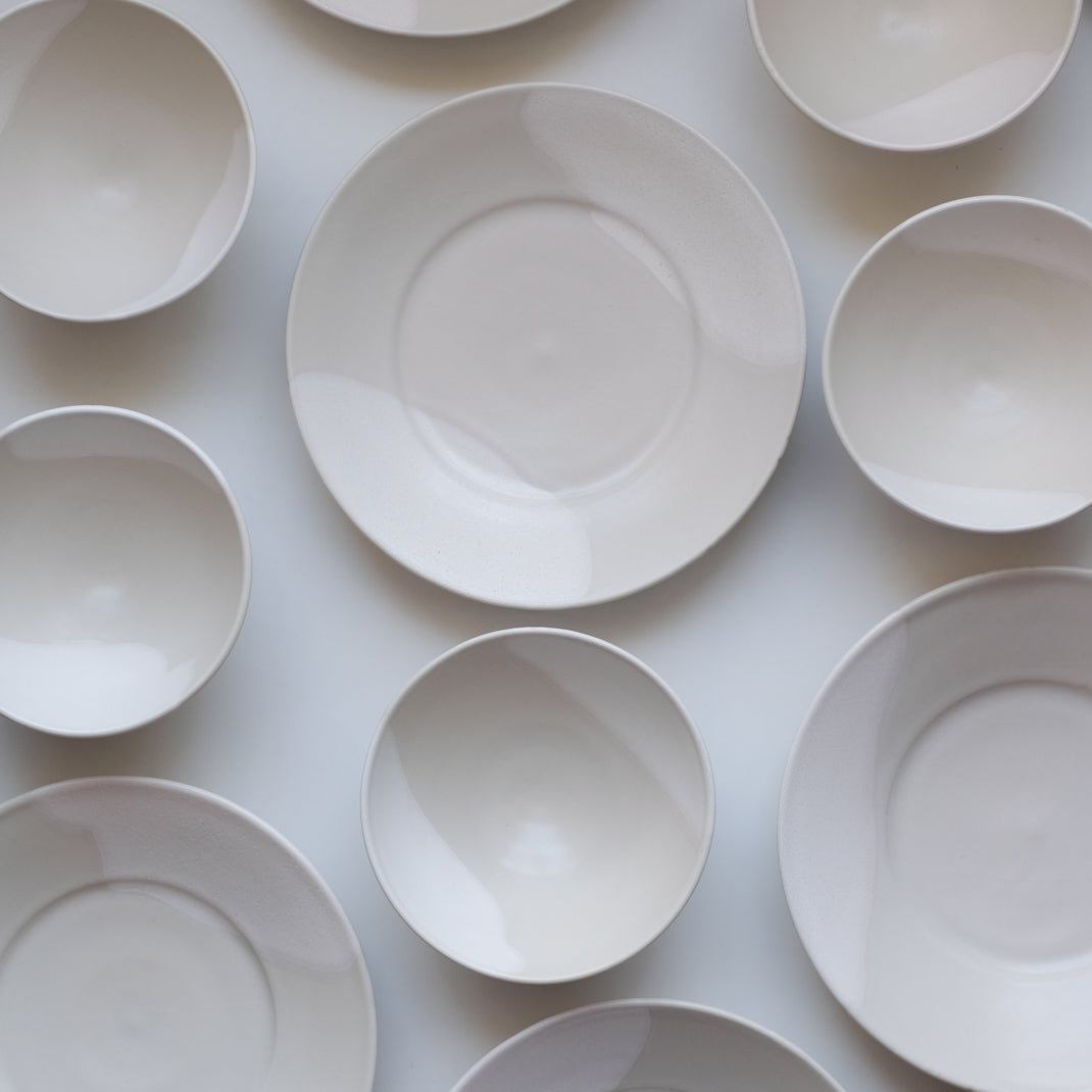 Bol blanc en porcelaine par la céramiste japonaise Narumi Yashiro chez Brutal Ceramics
