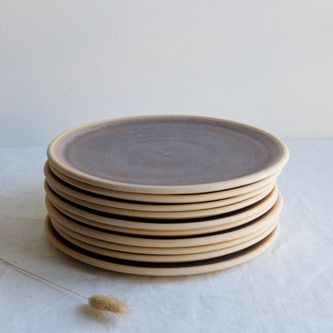 Assiette en grès réalisée par la céramiste japonaise Narumi Yashiro chez Brutal Ceramics