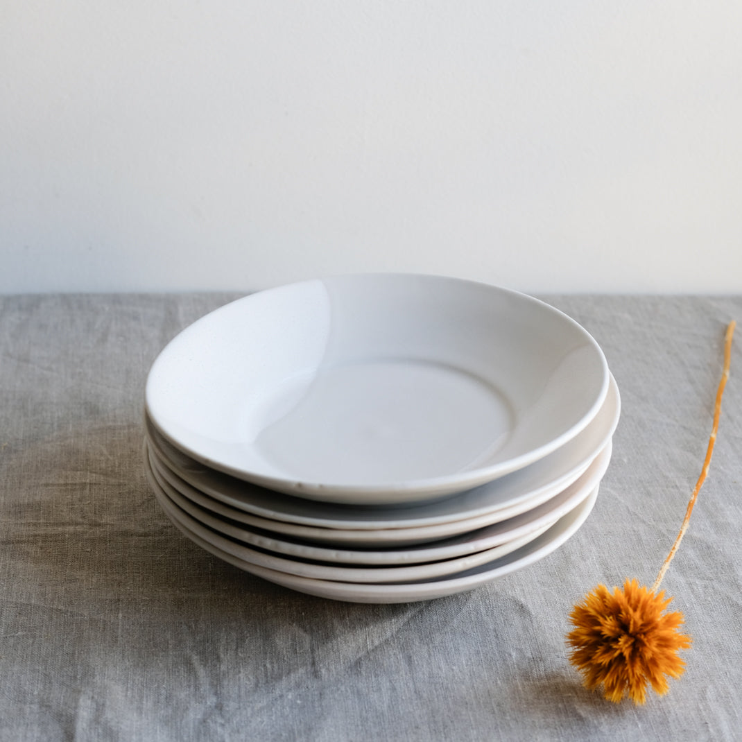 Assiette creuse blanche en porcelaine par la céramiste japonaise Narumi Yashiro chez Brutal Ceramics