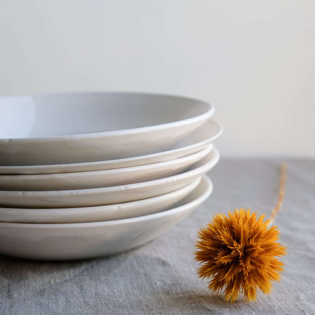 Assiette creuse blanche en porcelaine par la céramiste japonaise Narumi Yashiro chez Brutal Ceramics