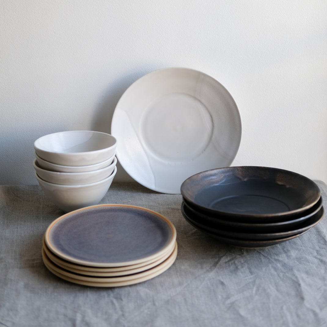 Assiette creuse blanche en porcelaine par la céramiste japonaise Narumi Yashiro chez Brutal Ceramics