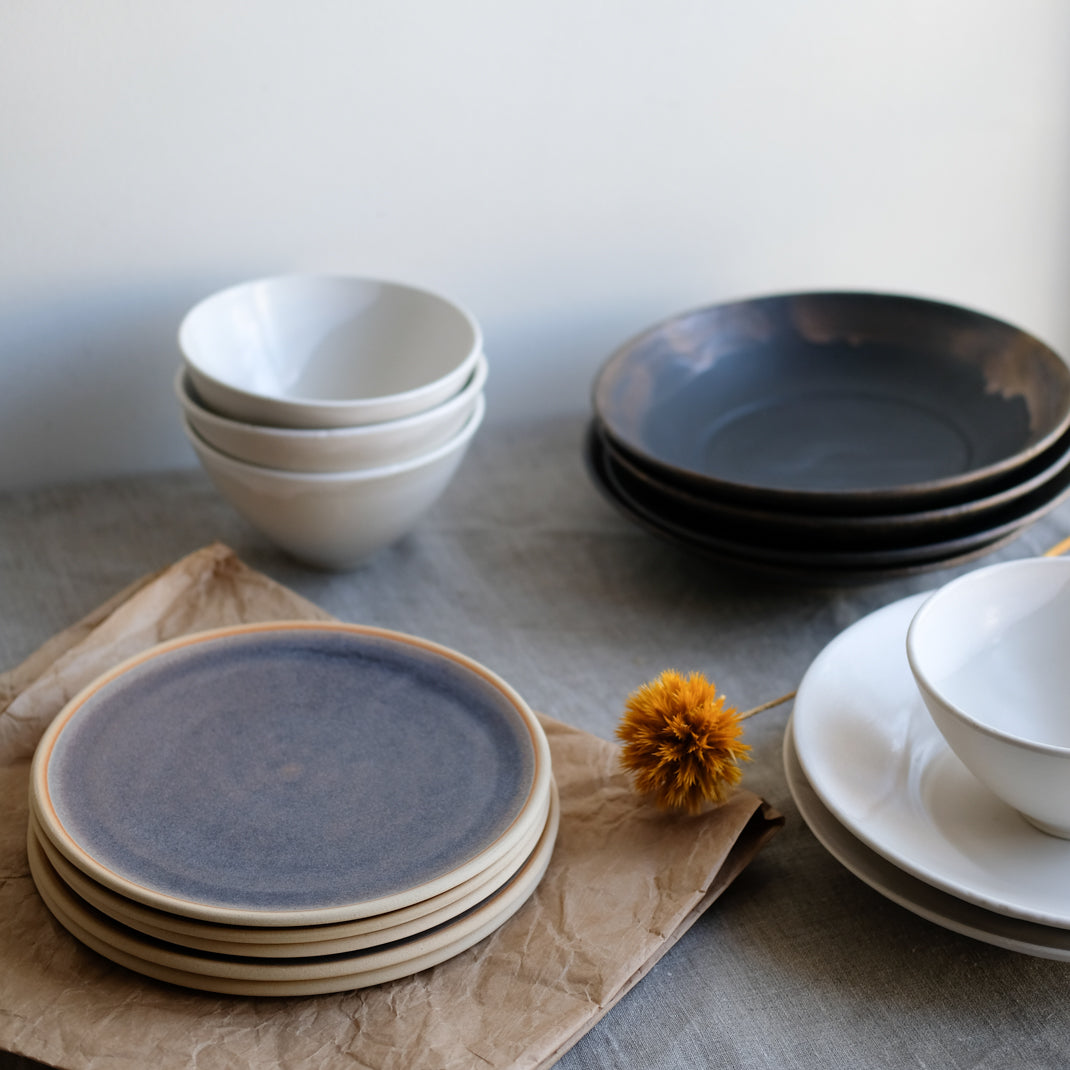 Assiette creuse noire en porcelaine par la céramiste japonaise Narumi Yashiro chez Brutal Ceramics