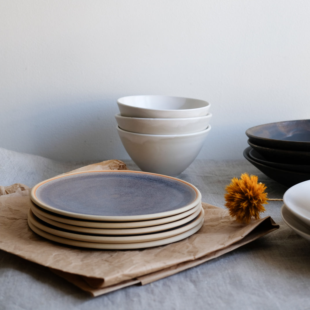 Bol blanc en porcelaine par la céramiste japonaise Narumi Yashiro chez Brutal Ceramics