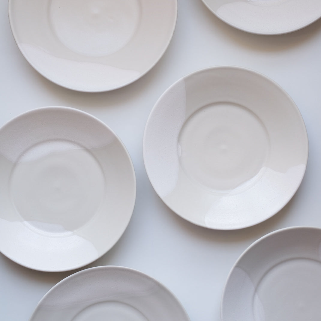 Assiette creuse blanche en porcelaine par la céramiste japonaise Narumi Yashiro chez Brutal Ceramics