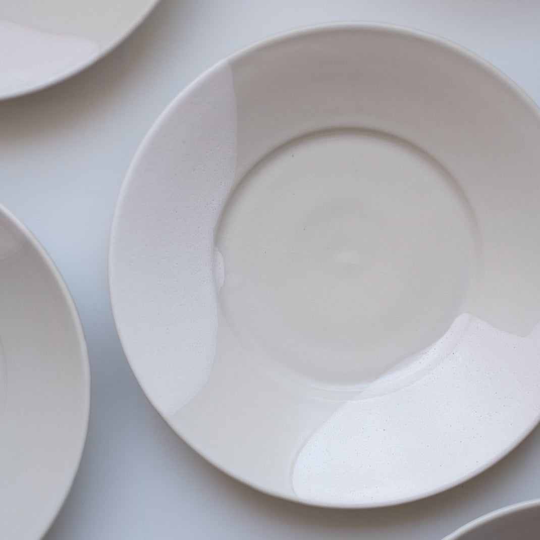 Assiette creuse blanche en porcelaine par la céramiste japonaise Narumi Yashiro chez Brutal Ceramics