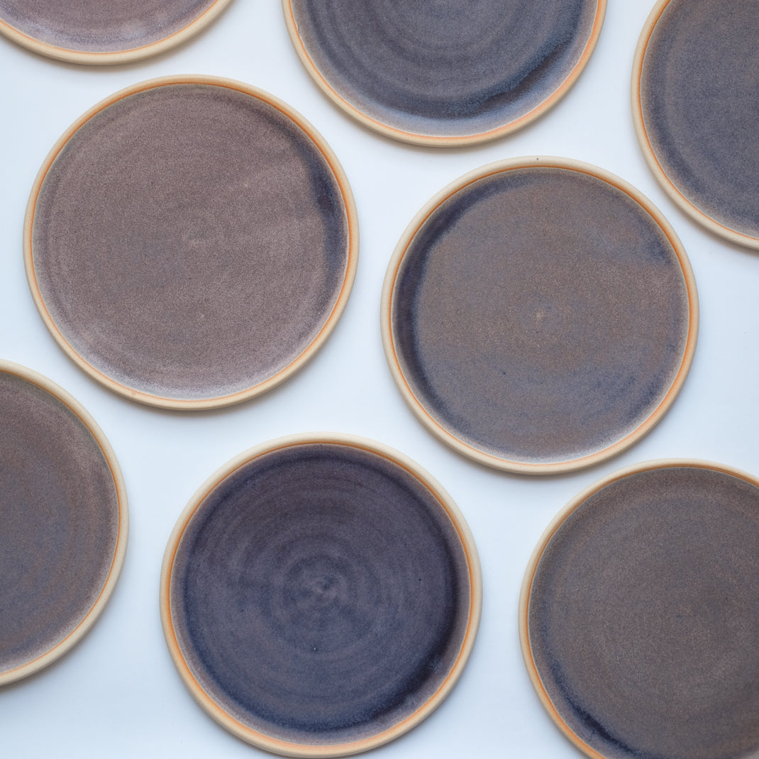 Assiette en grès réalisée par la céramiste japonaise Narumi Yashiro chez Brutal Ceramics