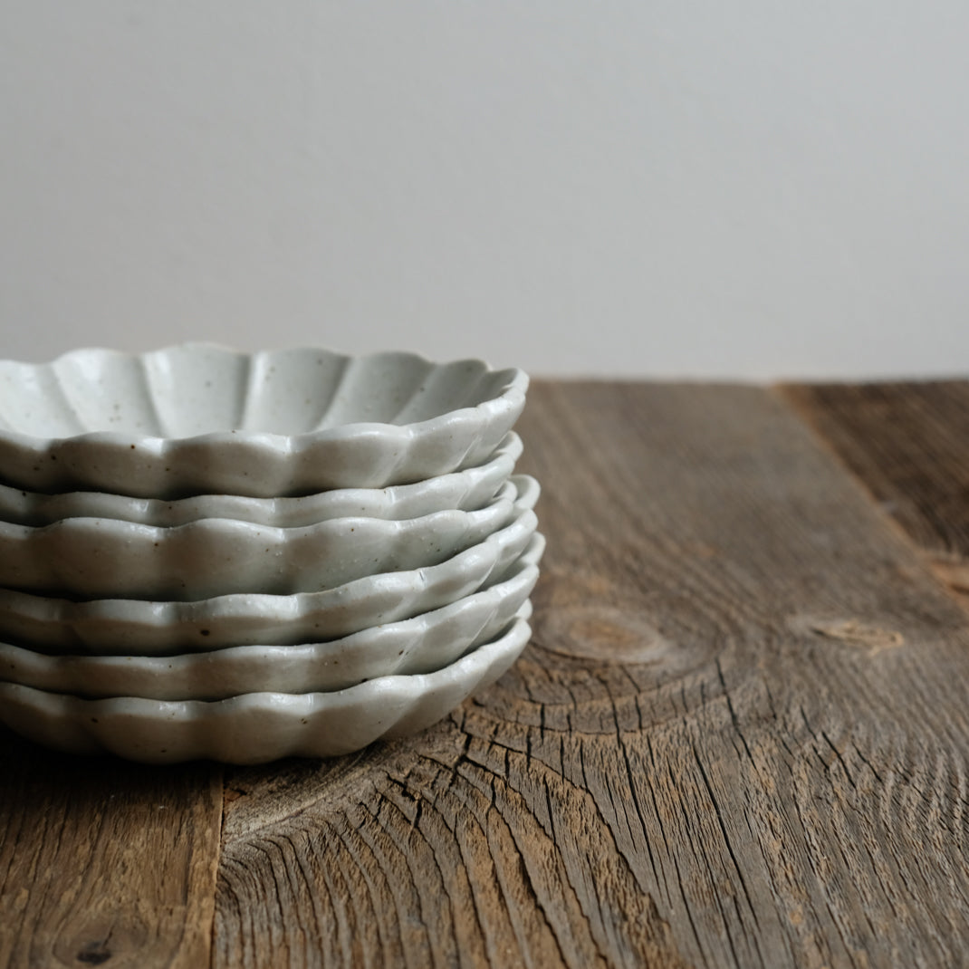 Assiette en grès blanche en forme de fleur réalisée par le céramiste Shin Ito